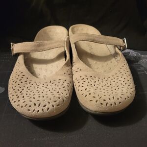 Vionic Tan Mules with Cutout Design. Size 9